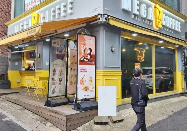 메가 커피 전면. 노란색과 그레이 컬러로 조합된 건물이 특징이다.