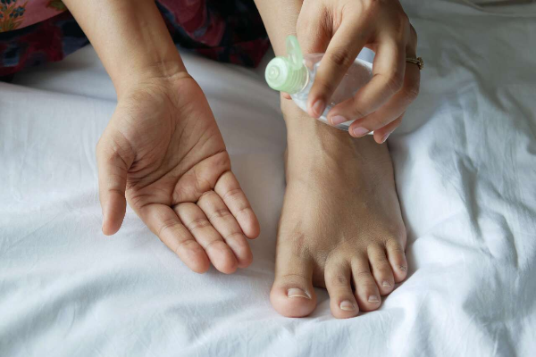 발냄새 없애는 방법으로 식초 희석물을 이용하면 효과적입니다.