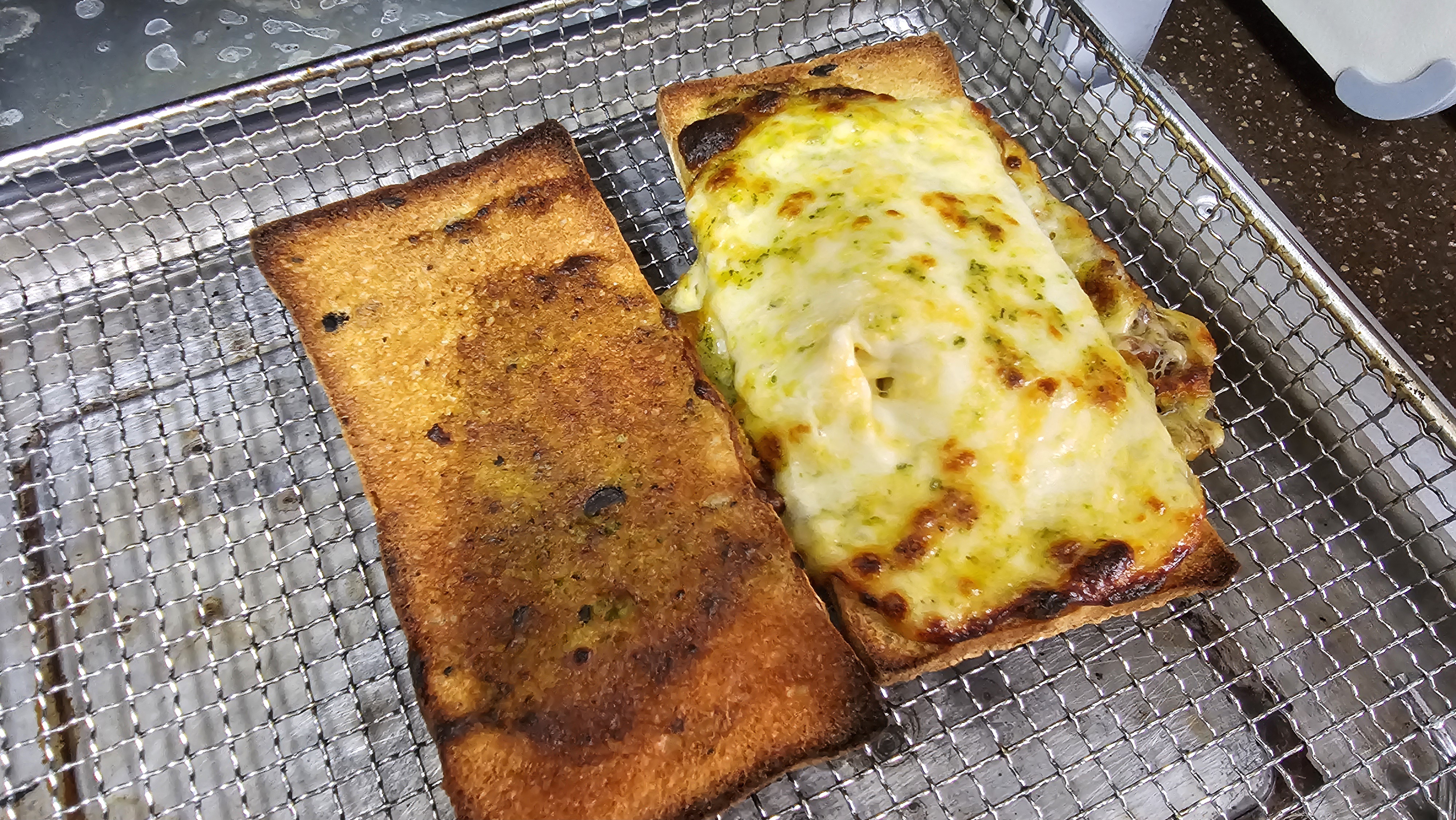 에프에 데워 그냥 먹어도 맛있는 바질모짜 치아바타 샌드위치