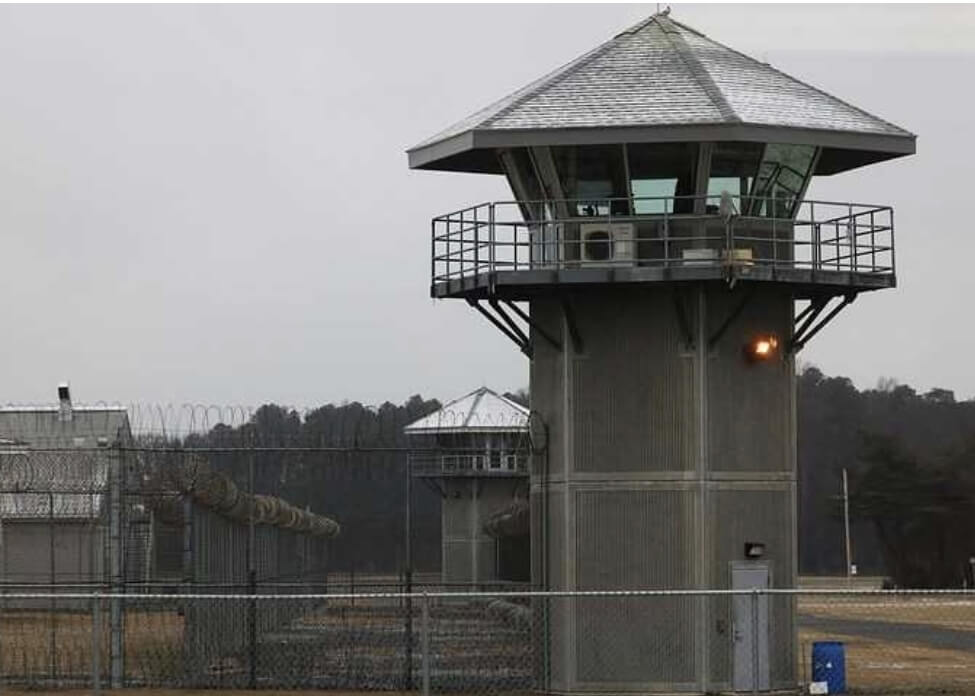 교도소 타워가 보인다