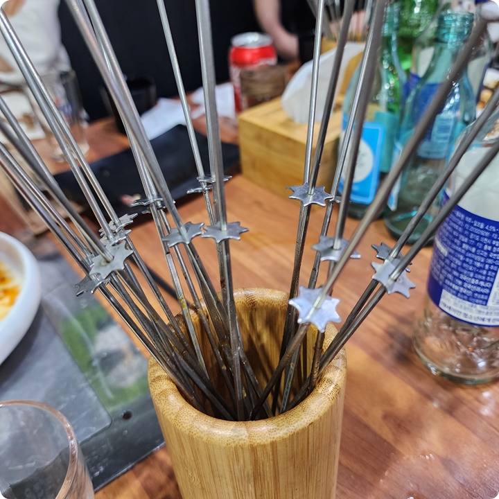 쇠막대기가 담긴 나무컵