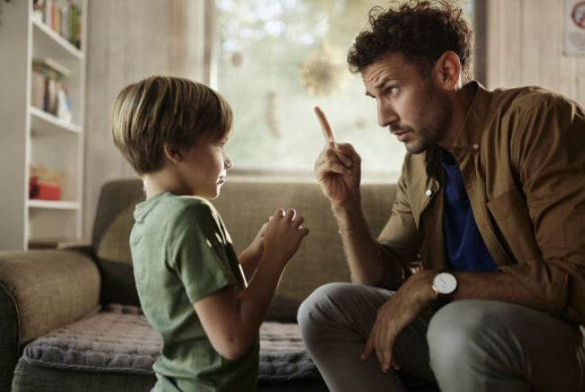 가정에서 처음 배우는 권력 사용법