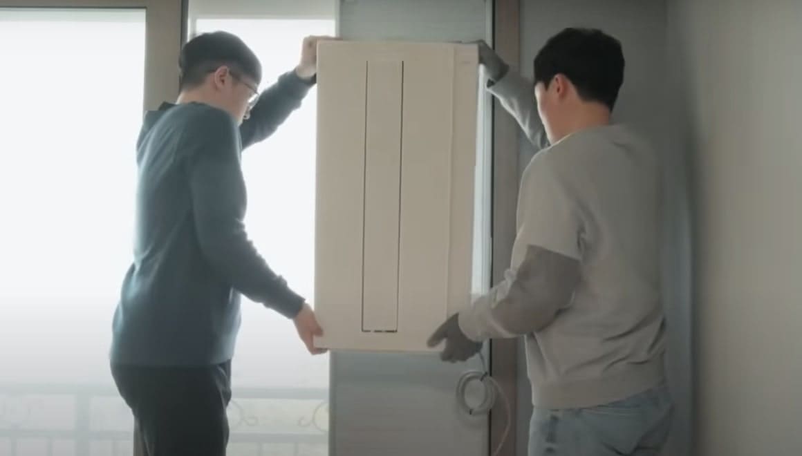 삼성 비스포크 창문형 에어컨 자가 설치방법 포스팅 썸네일 두 남성이 창문형 에어컨 설치를 위해 에어컨을 들고 있는 모습