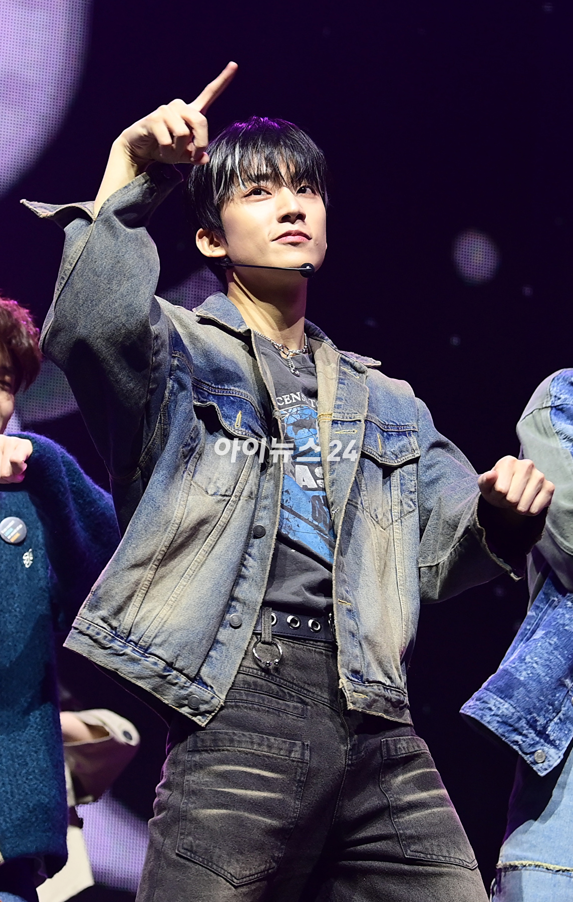 그룹 B1A4가 8일 오후 서울 광진구 예스24라이브홀에서 열린 그룹 B1A4(비원에이포) 미니 8집 '커넥트(CONNECT)' 발매 기념 쇼케이스에서 타이틀곡 '리와인드(REWIND)' 무대를 선보이고 있다. [사진=정소희 기자]