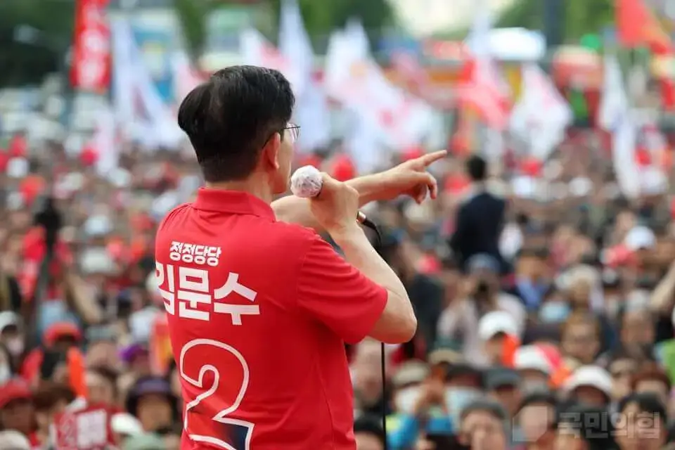 2025 대선 유세 현장에서 2번 김문수 후보자가 지지를 호소하고 있습니다.