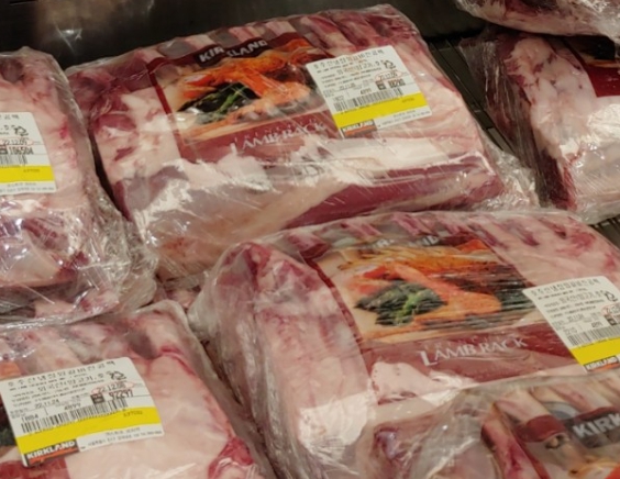 코스트코 매장에 진열된 KG 단위로 판매되고 있는 육류 제품입니다.