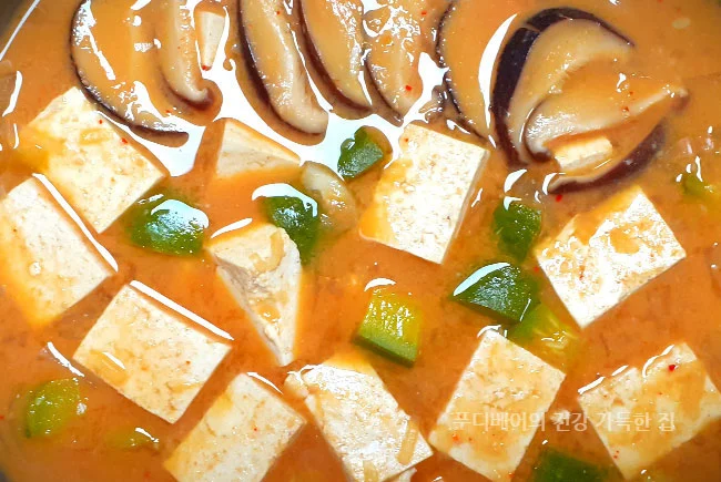 표고버섯-애호박-두부를-듬뿍-넣어-끓인-된장찌개