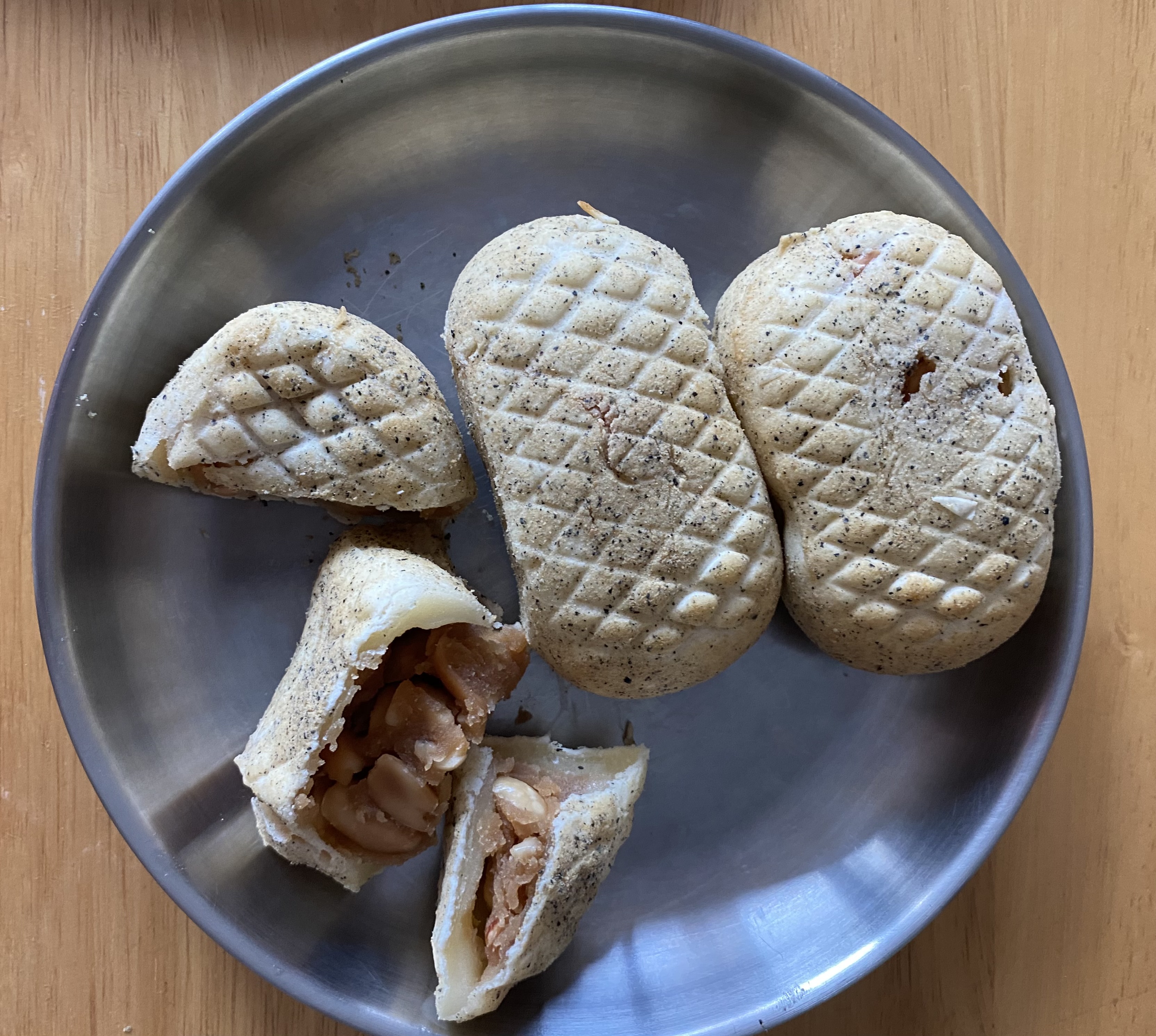 알앤알 땅콩빵 에어프라이기에서 빼서 담은 모습