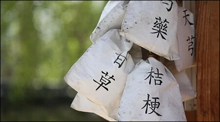 한약방 약봉지가 기둥에 걸려있는 모습