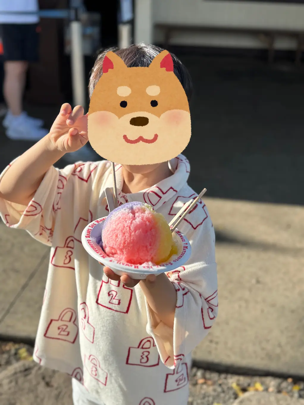 마츠모토 쉐이브 아이스 아이스크림 들고있는 아이