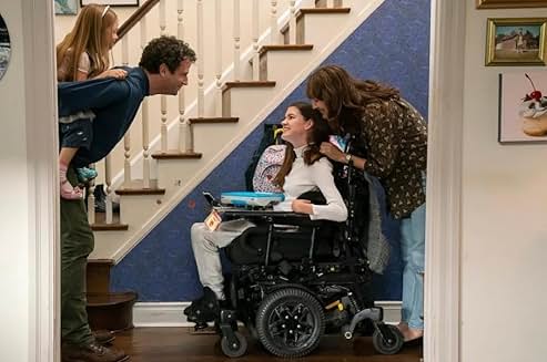 Out of My Mind 영화 속 멜로디가 가족과 함께 집 계단 앞에서 대화를 나누는 따뜻한 장면