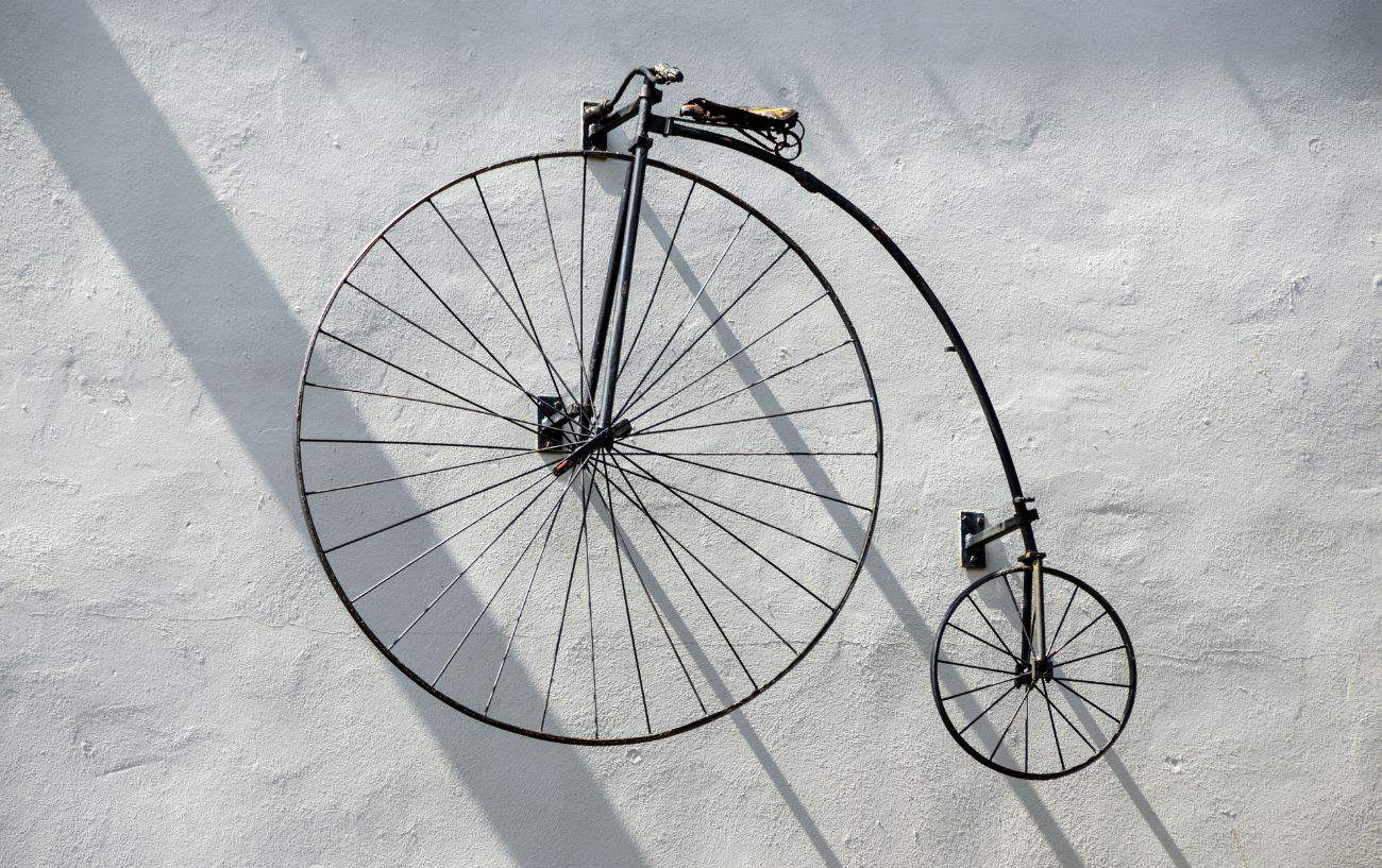 &quot;penny farthing&quot;이라는 이름은 자전거에게는 좀 특이하게 보일 수 있습니다.