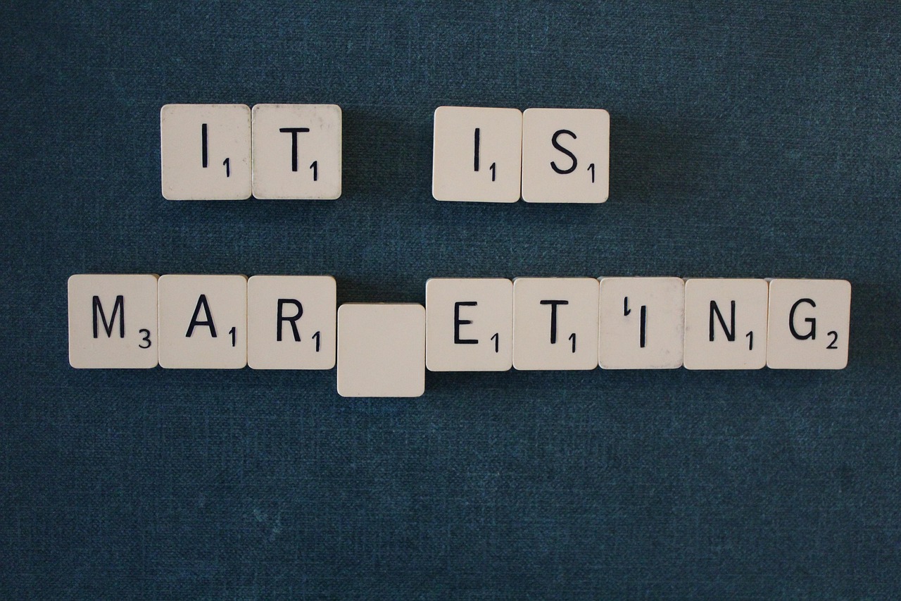 영어로 'it is marketing'이라고 적힌 텍스트