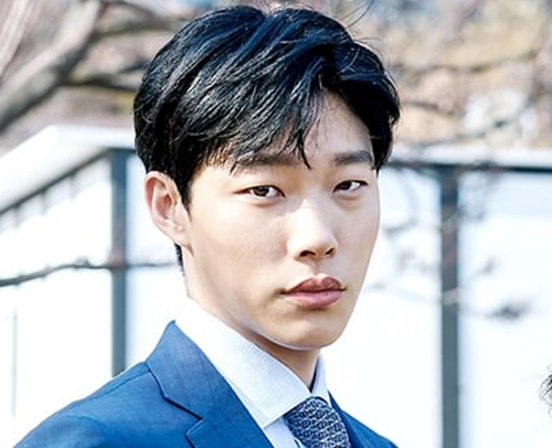 류준열 프로필 나이 고향 학력 인스타 사진전
