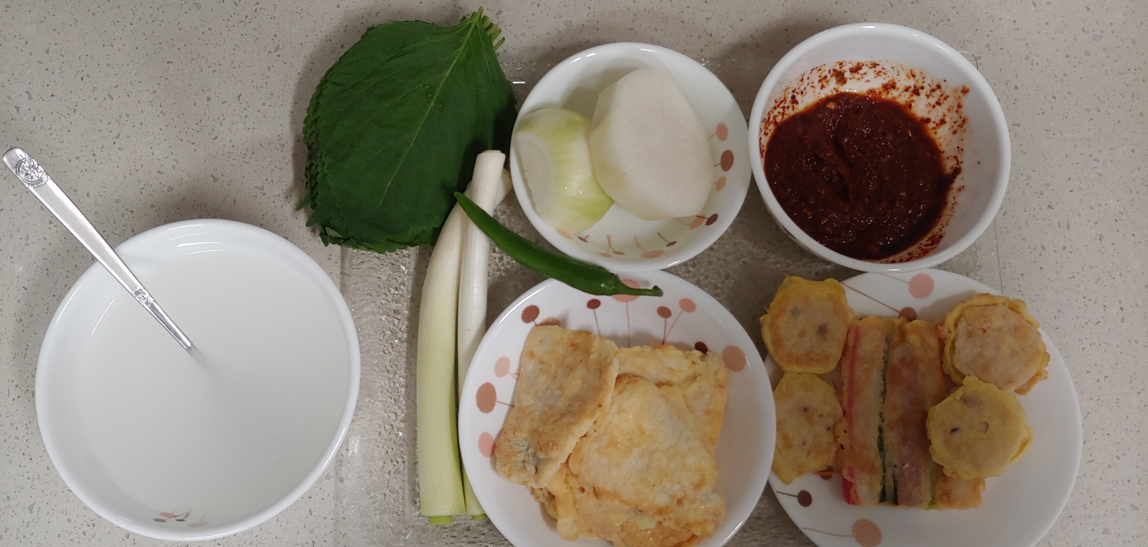 전을 동태전 위주로 하고 동그랑땡과 맛살 꼬치 조금 넣어줬어요. 왼쪽은 쌀뜨물입니다.