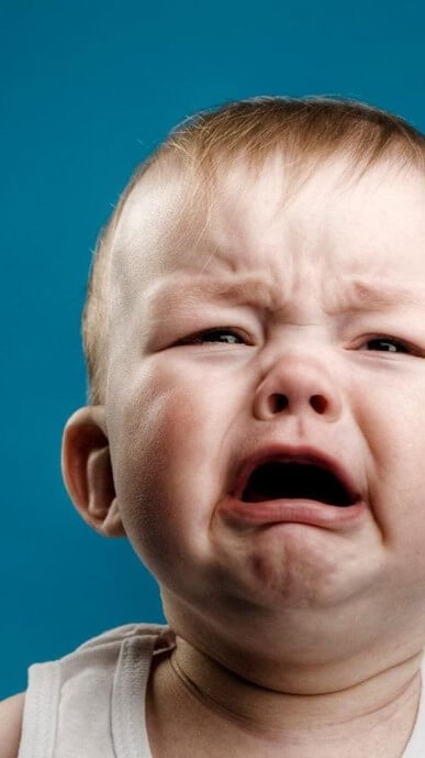 얼굴이-큰-남자-아이가-선물을-안사주어-크게-소리내어-우는-모습