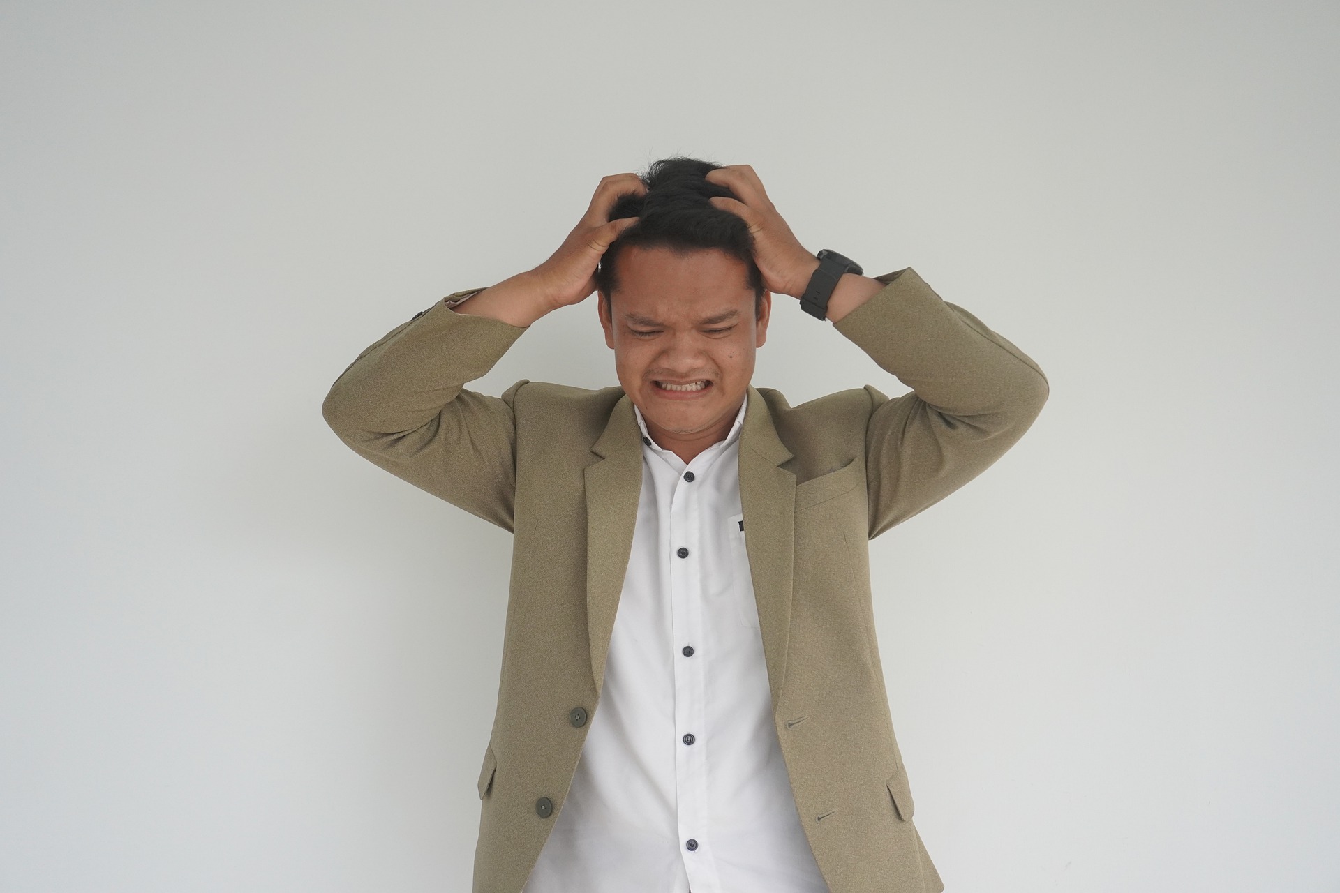 평소에 머리가 많이 어지럽고 고통스러워서 머리에 손을 대고 불편해하고 있는 사람 사진