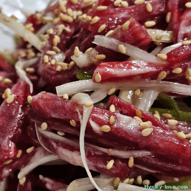 각종 양념을 넣고 버무린 고래고기 육회