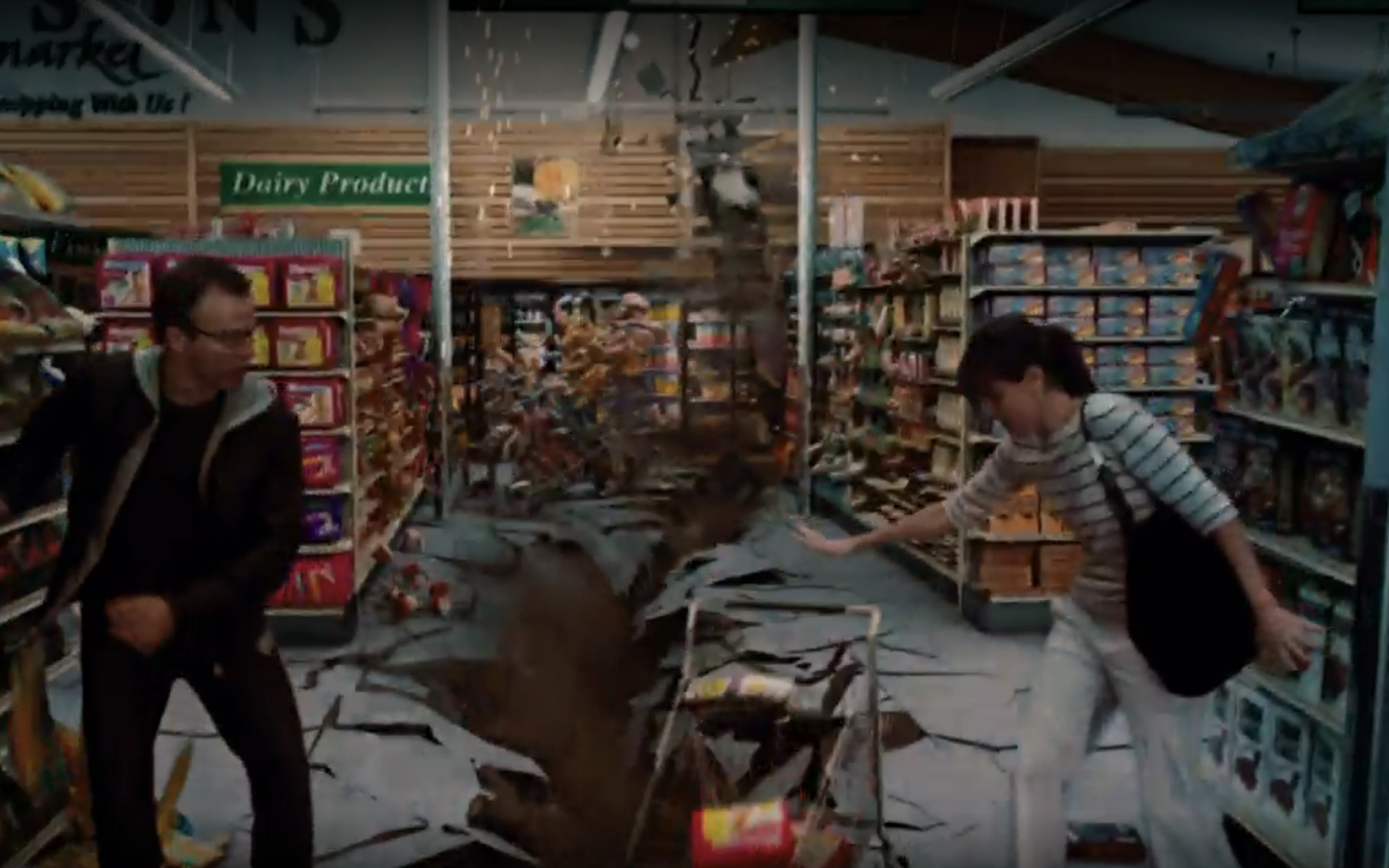 한 대형마트가 지진으로 인해 땅이 갈라지고 있다.