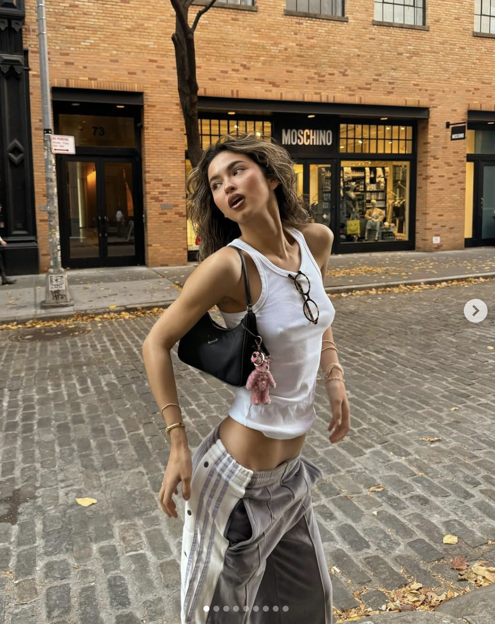 블랙의 시크함, 비비드 컬러의 대담함, 그리고 90년대 감성까지 - 올여름 끈나시 스타일링 가이드 관련 사진