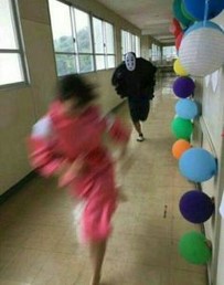 교실-복도에-빨간-추리닝을-입은-사람을-검은-북면을-한-사람이-쫓아옴
