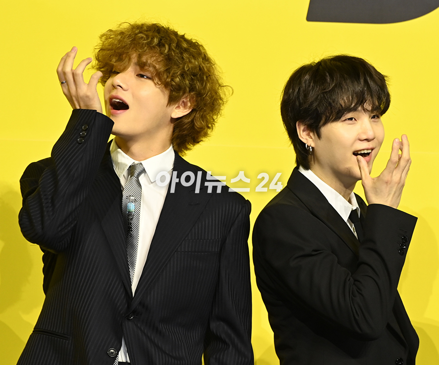 방탄소년단(BTS) 새 디지털 싱글 'Butter' 발매 기념 글로벌 기자간담회가 21일 오후 서울 송파구 방이동 올림픽공원 올림픽홀에서 열렸다. 방탄소년단 슈가가 포토타임을 갖고 있다.