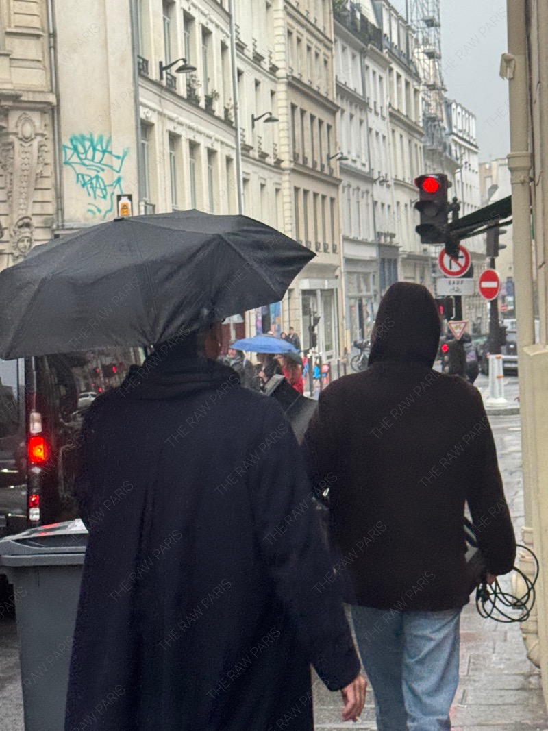 흐리고 비오는 날씨가 많아서, 우산 챙기는 사람도 많지만 안챙기는 사람이 더 많음.