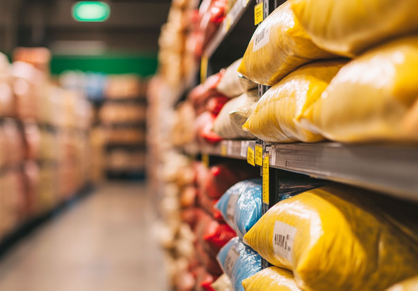 햅쌀 수확 지연으로 쌀값이 오르고 있는 마트 진열대 사진