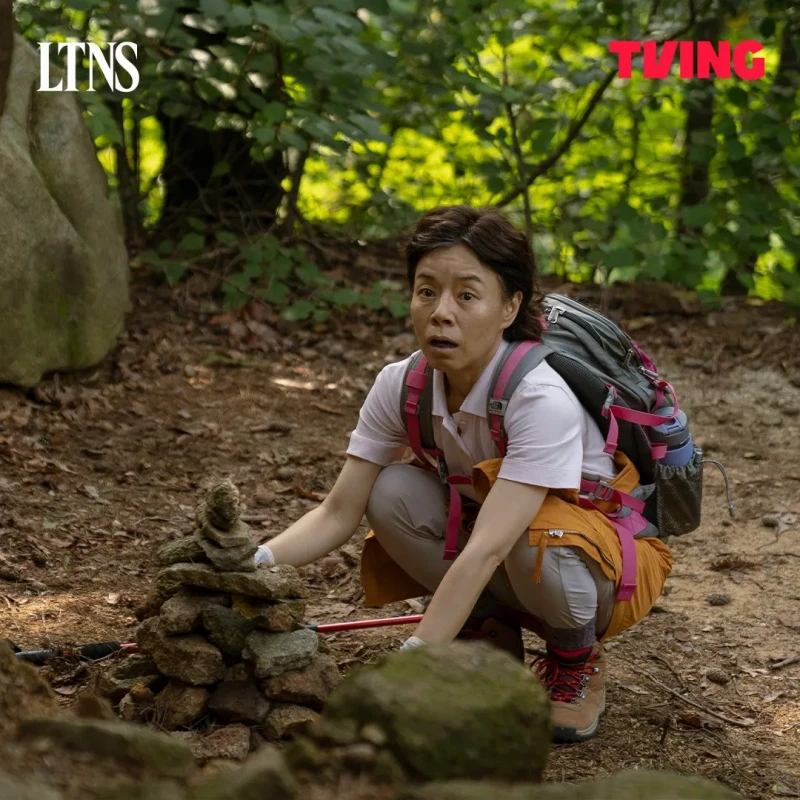 티빙 드라마 LTNS에서 등산복을 입은 영애 역의 양말복