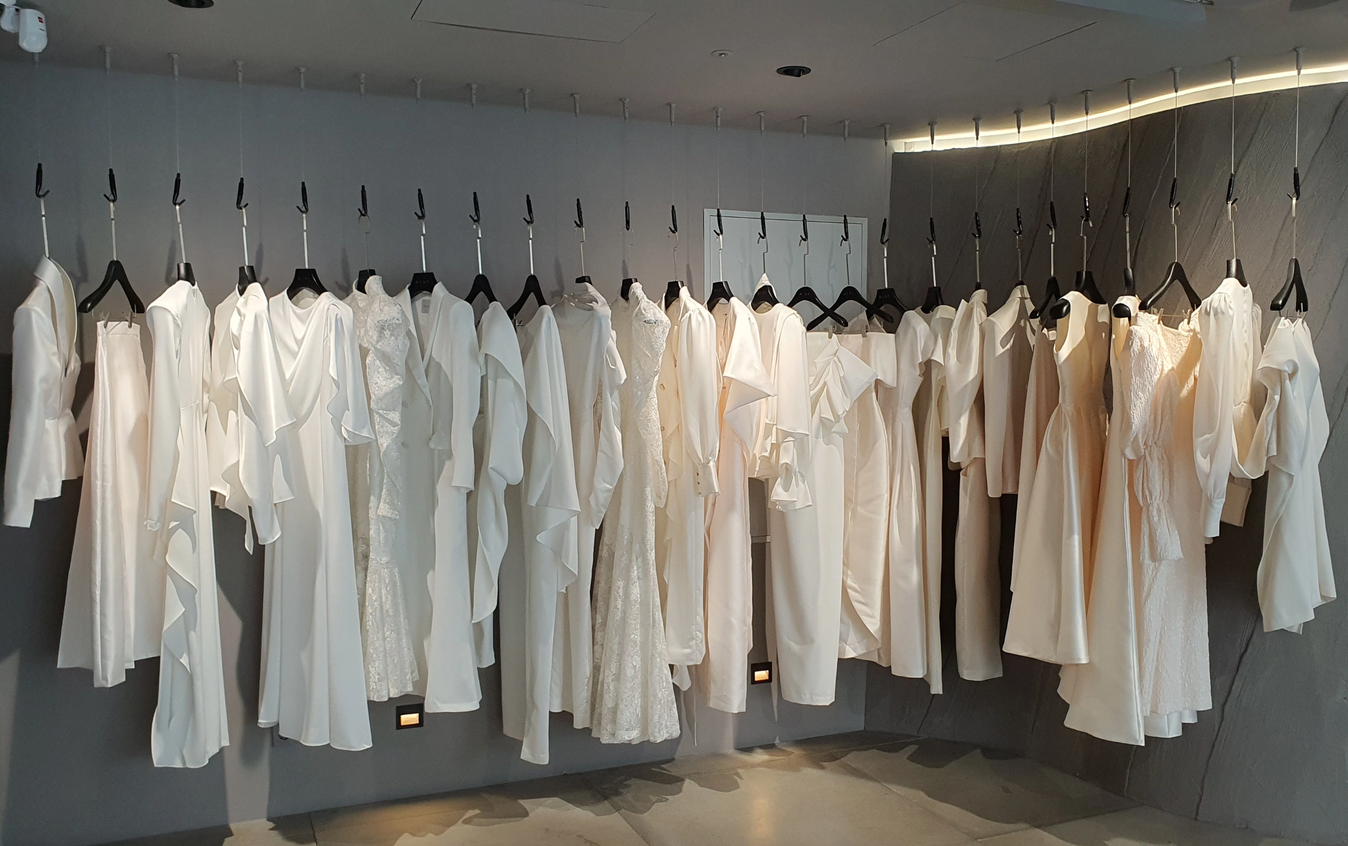 딘트-청담매장-2층-결혼식-2부용-드레스들