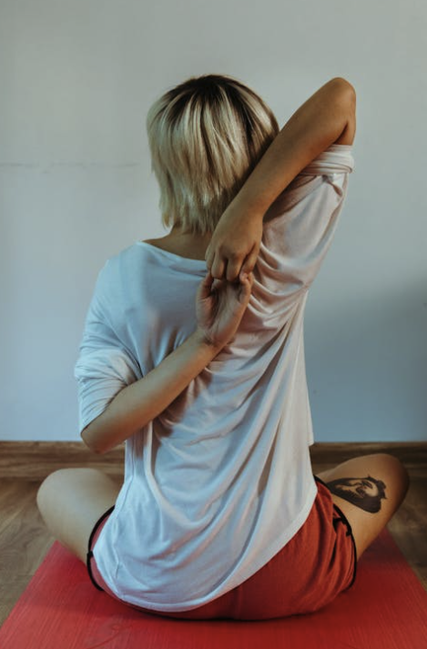 목과 어깨 스트레칭으로 상체 긴장 풀기
