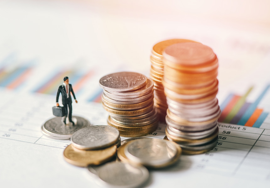 동전 더미와 작은 비즈니스맨 피규어, 소액 투자와 분산 포트폴리오를 표현하는 이미지