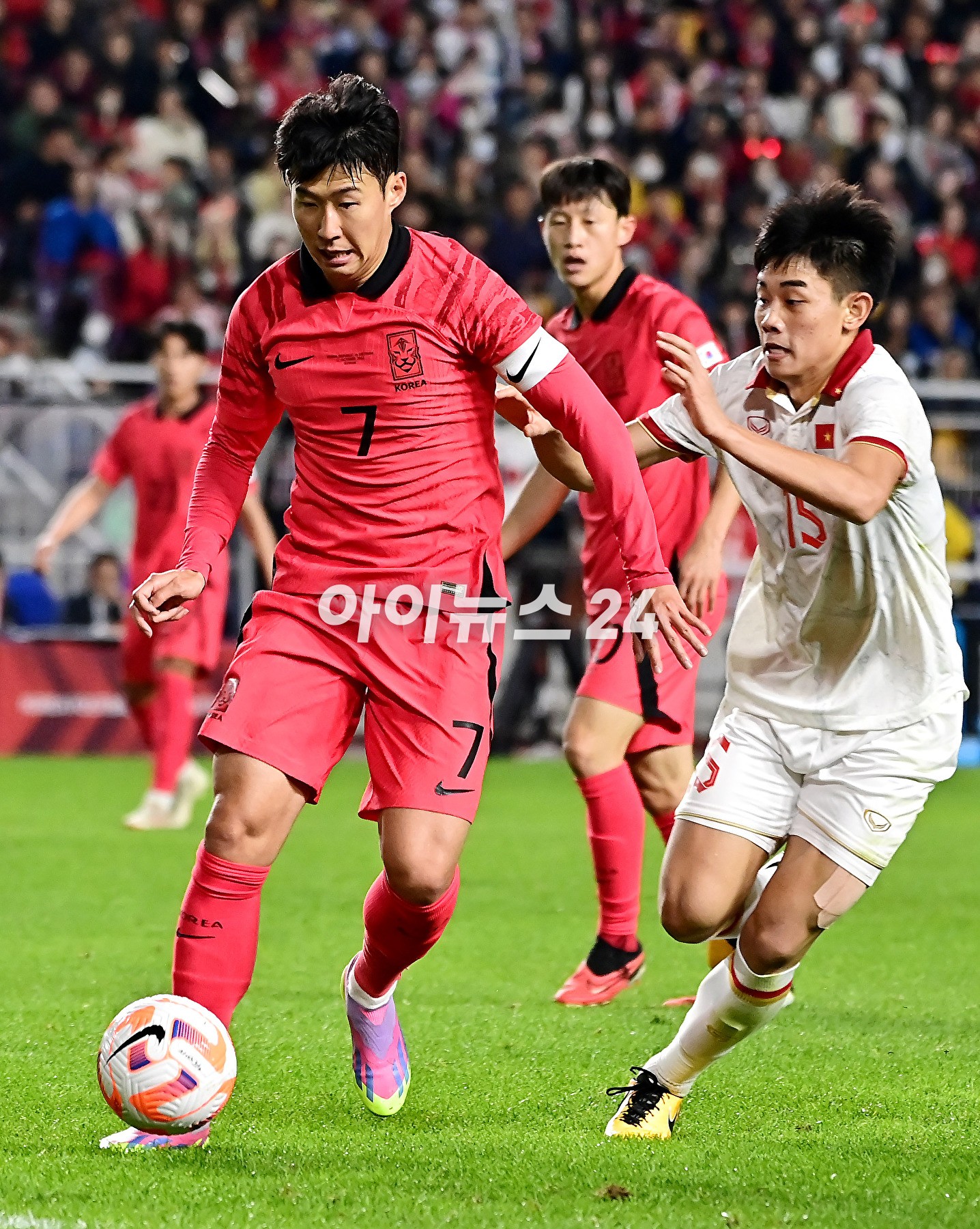클린스만 감독이 이끄는 한국 축구대표팀은 17일 수원월드컵경기장에서 열린 베트남과 평가전에서 6-0 대승을 거뒀다.손흥민이 팬들에게 인사를 하고 있다. [사진=곽영래 기자]