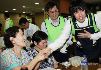 김장훈 삼계탕 기부&amp;#44; 700인분 기부 사례&amp;#44; 장훈 나눔 문화&amp;#44; 군 장병 기부&amp;#44; 여름철 보양식 봉사&amp;#44; 연예인 기부 실천&amp;#44; 어르신 급식&amp;#44; 따스한 채움터 활동&amp;#44; 사랑의쌀 나눔운동본부