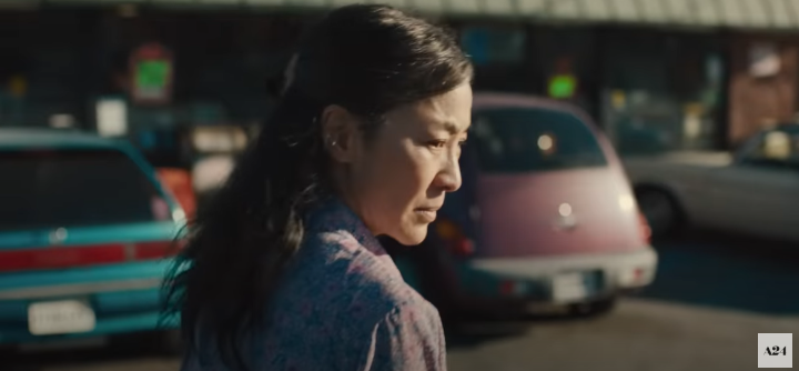 고개를돌리고있는양자경