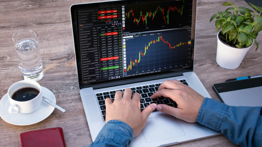 금리와 환율 등 여러 기초 상식을 가지고 주식 투자를 하는 사진