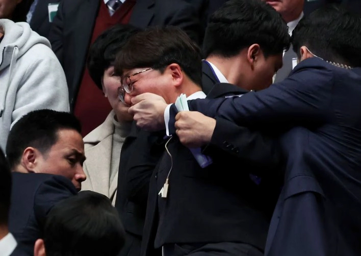 강성희 진보당 의원 윤석열 경호원 입틀막 제지 영상