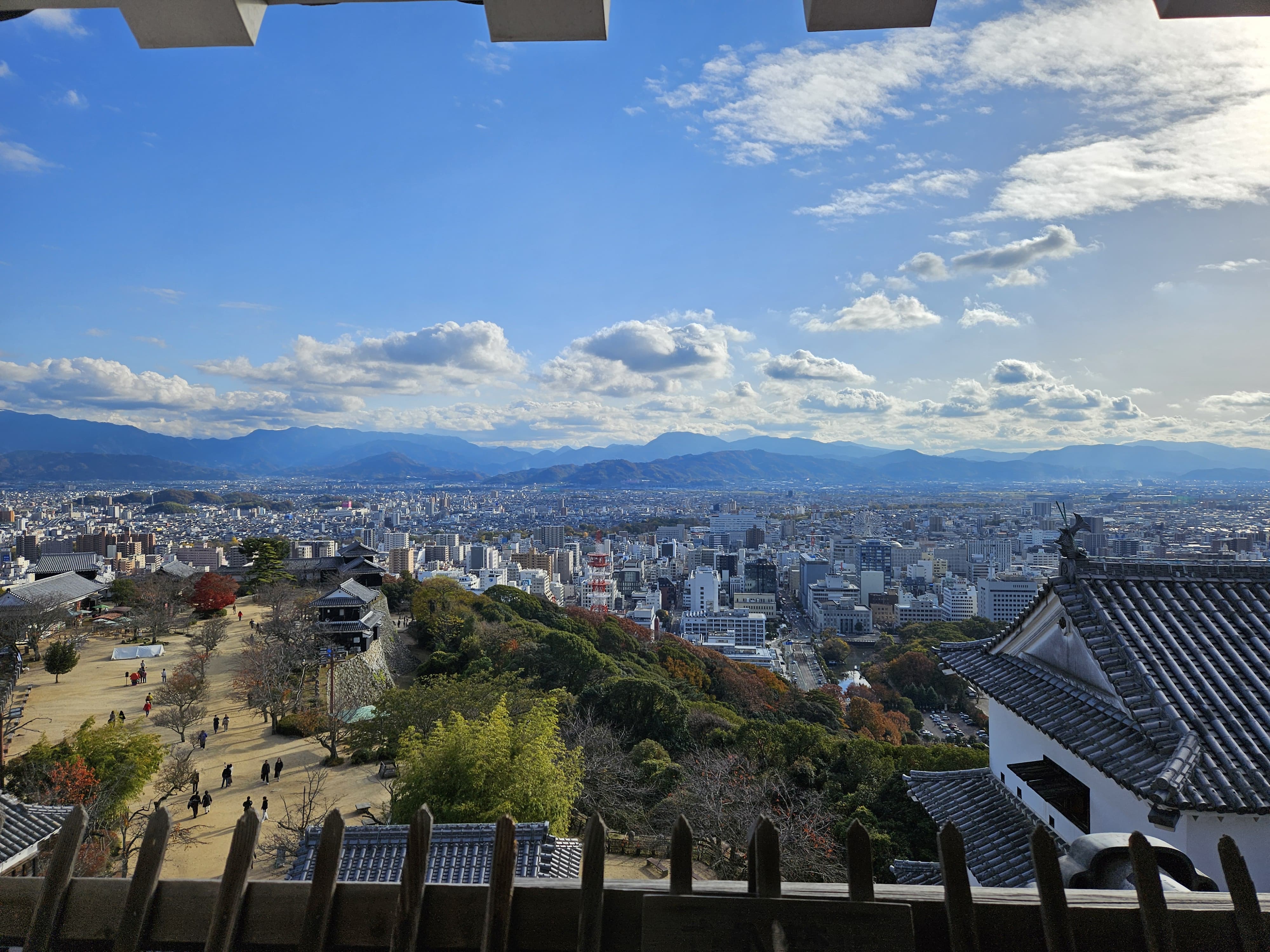 일본 에히메현 마쓰야마의 전통 온천 거리와 주변 풍경을 담은 사진