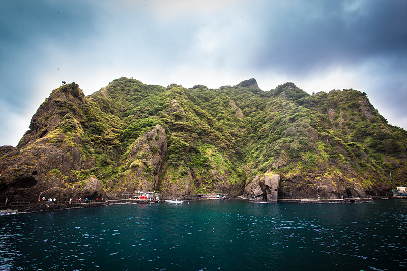 도동항으로 들어가는 중 배에서 바로본 울릉도의 모습_Photo by Kim Sunghwan(Artageo)