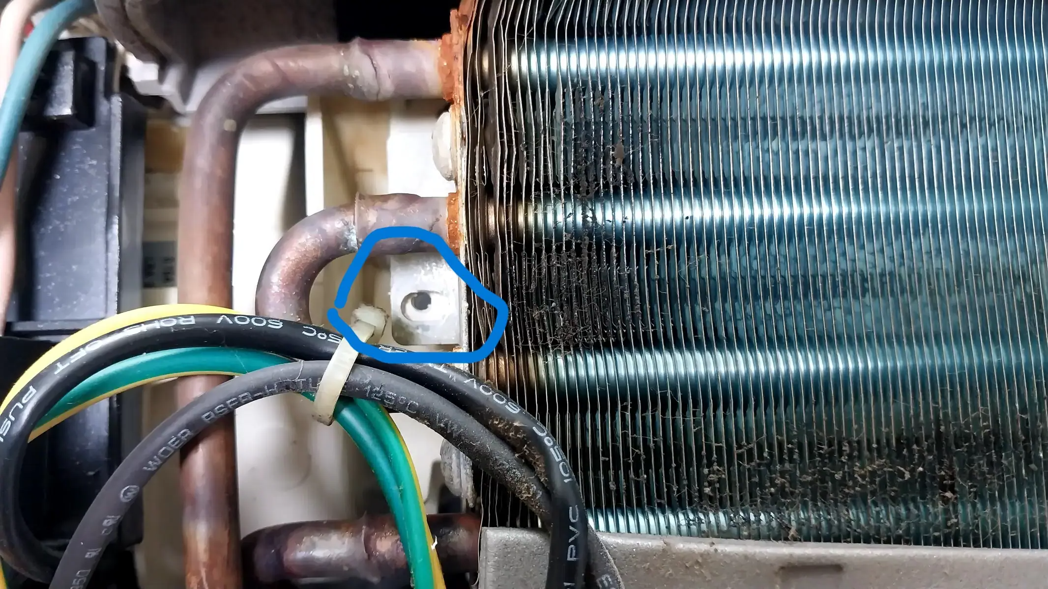 에어컨-냉각핀-고정볼트