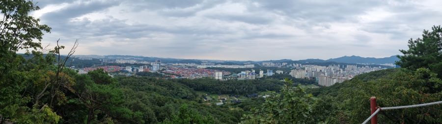 정상에서 의왕 시가지를 바라보는 파노라마뷰, 구름낀 하늘,