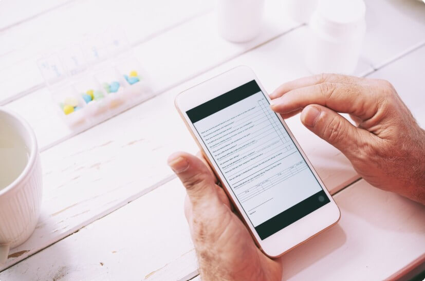 핸드폰을 시청하는 사람