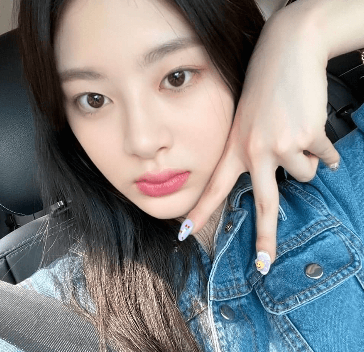 브이-하고있는-세은