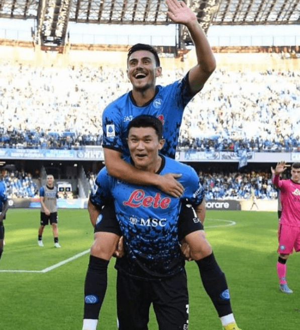 다른 동료 선수를 업고 있는 김민재 선수