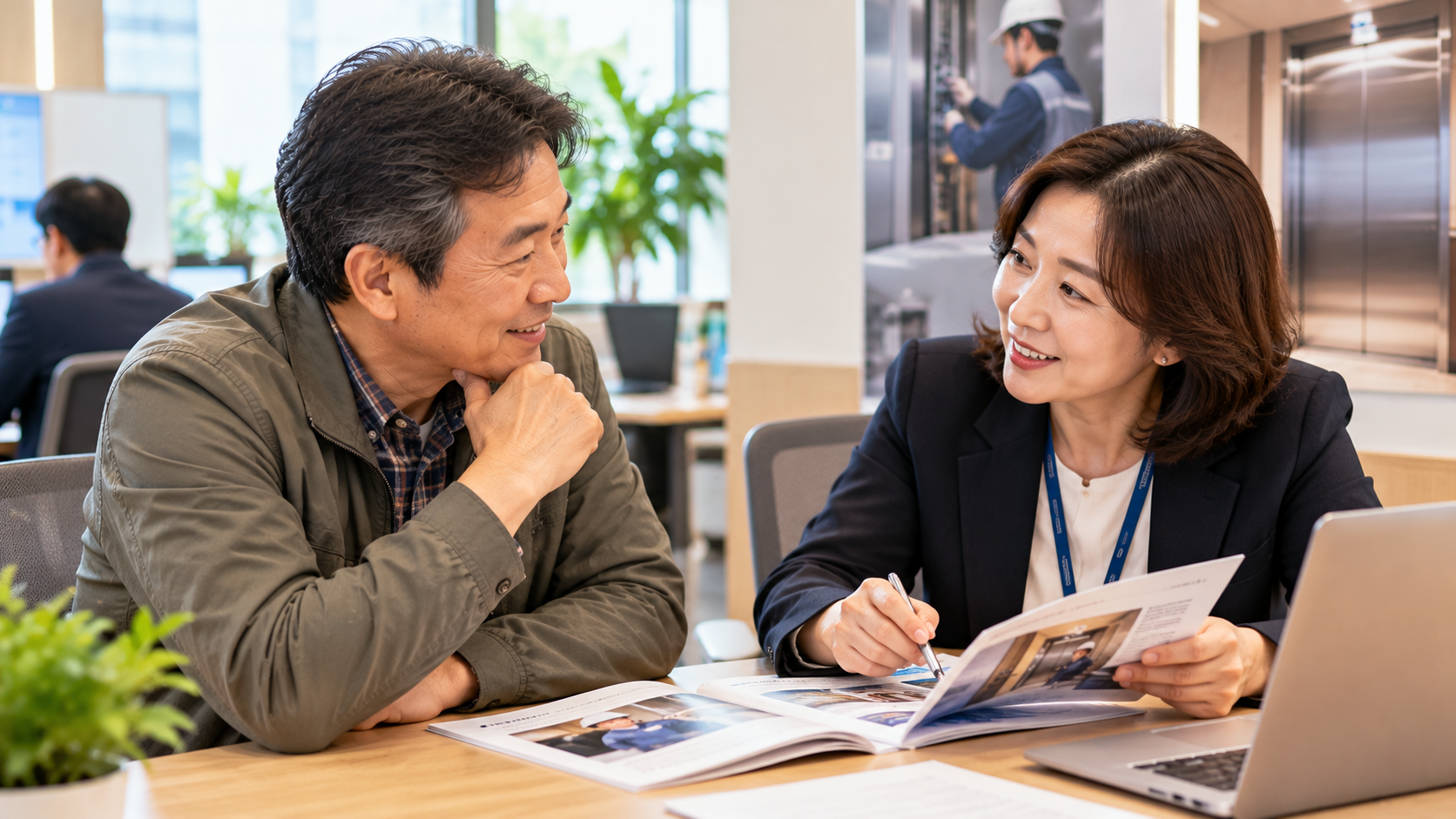 50대 중장년 구직자가 상담사와 승강기 산업 재취업 교육 및 일자리 정보를 상담하는 모습