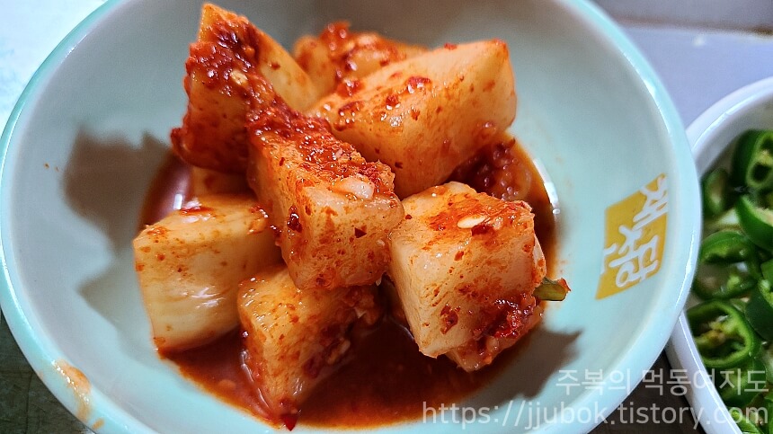 안산식당-밑반찬-깍두기
