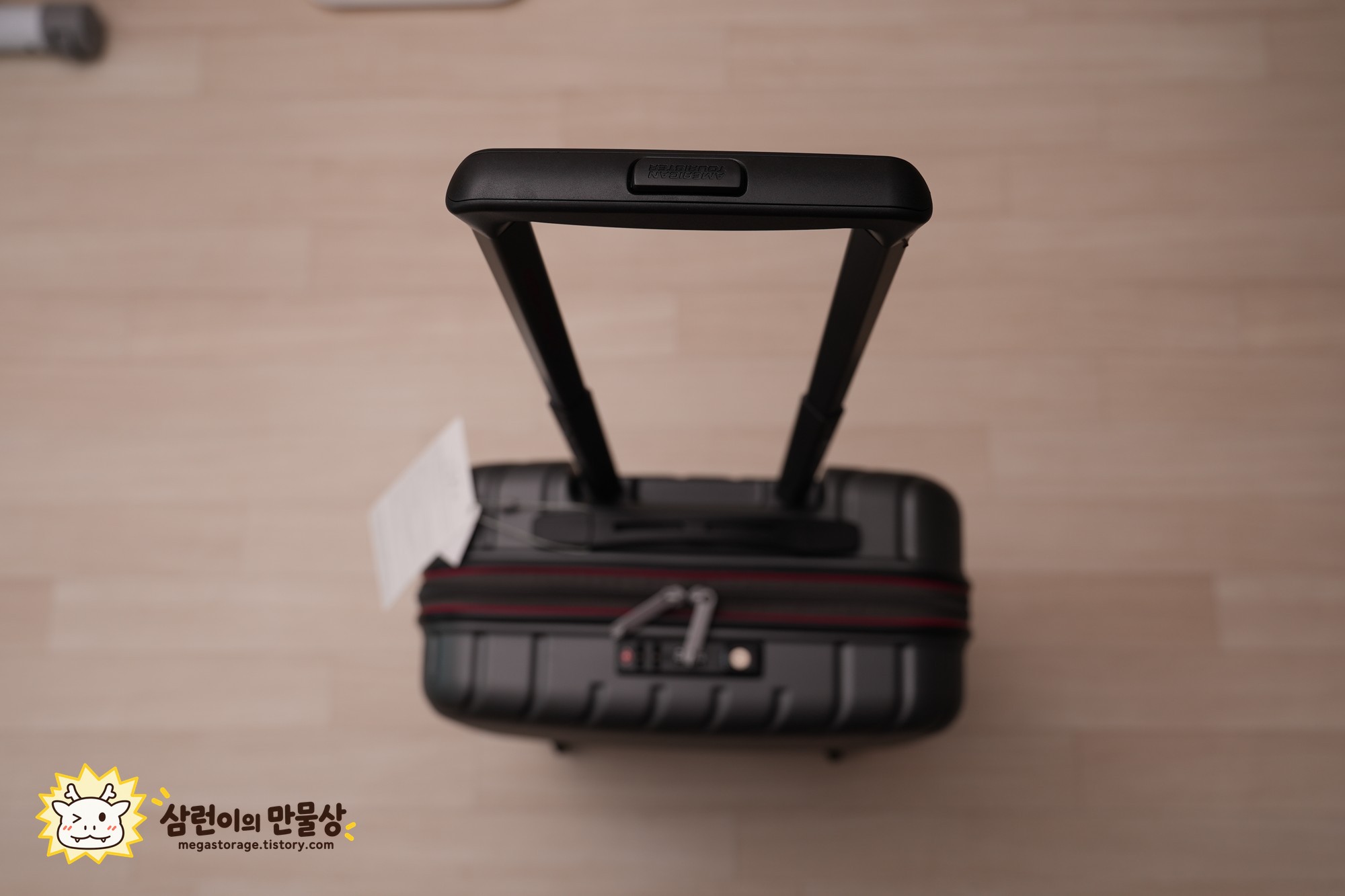 텔레스코픽 손잡이를 길게 펼친 모습