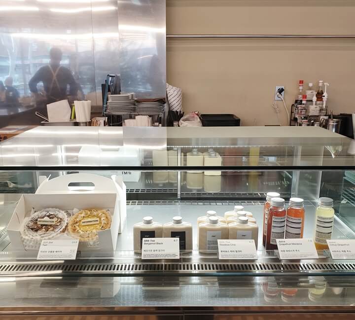 인포메이션카페-계산대-옆에-있는-냉장진열대에는-왼쪽부터-선물용타르트와-밀크티와-쥬스를-판매하고-있다