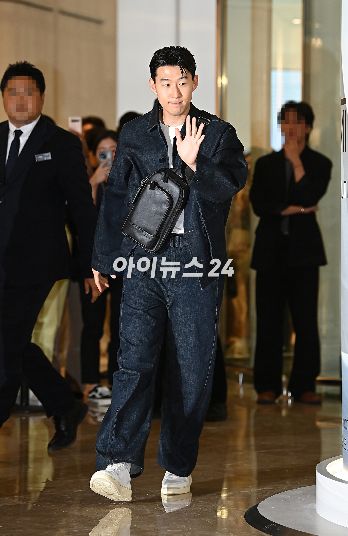 축구선수 손흥민이 3일 오후 서울 롯데월드몰 잠실점에서 열린 투미(TUMI) 팝업스토어 행사에서 포토타임을 갖고 있다. [사진=곽영래 기자]