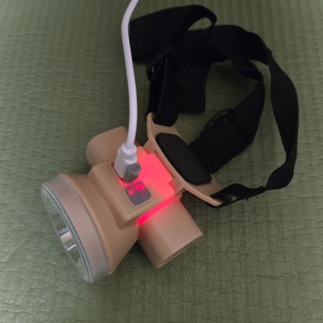 다이소 충전식 헤드랜턴 충전 중 사진